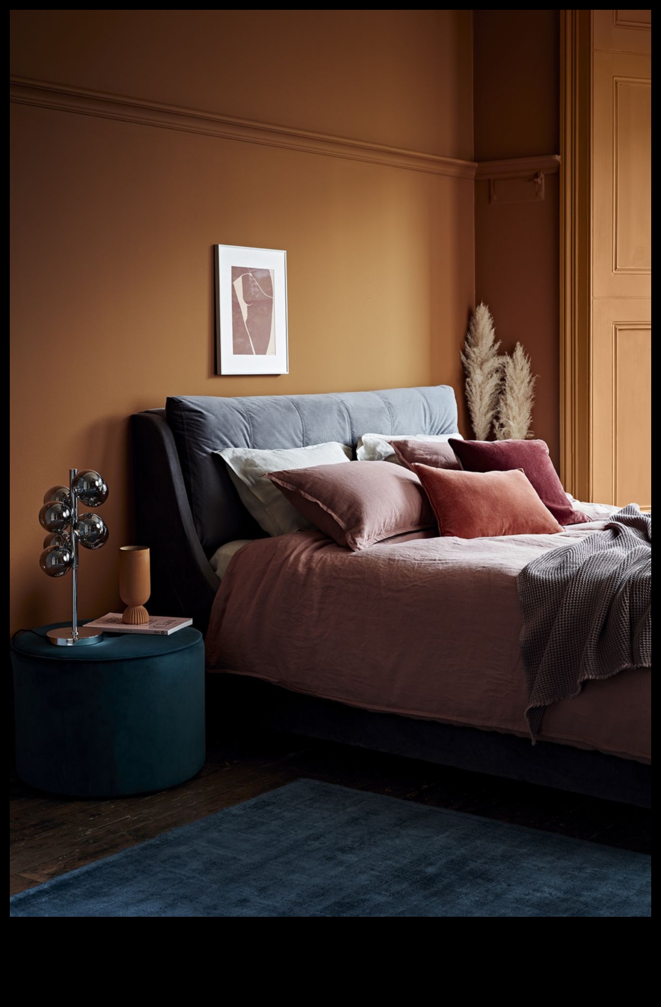 Σκοτεινές και δραματικές ιδέες διακόσμησης κρεβατοκάμαρας