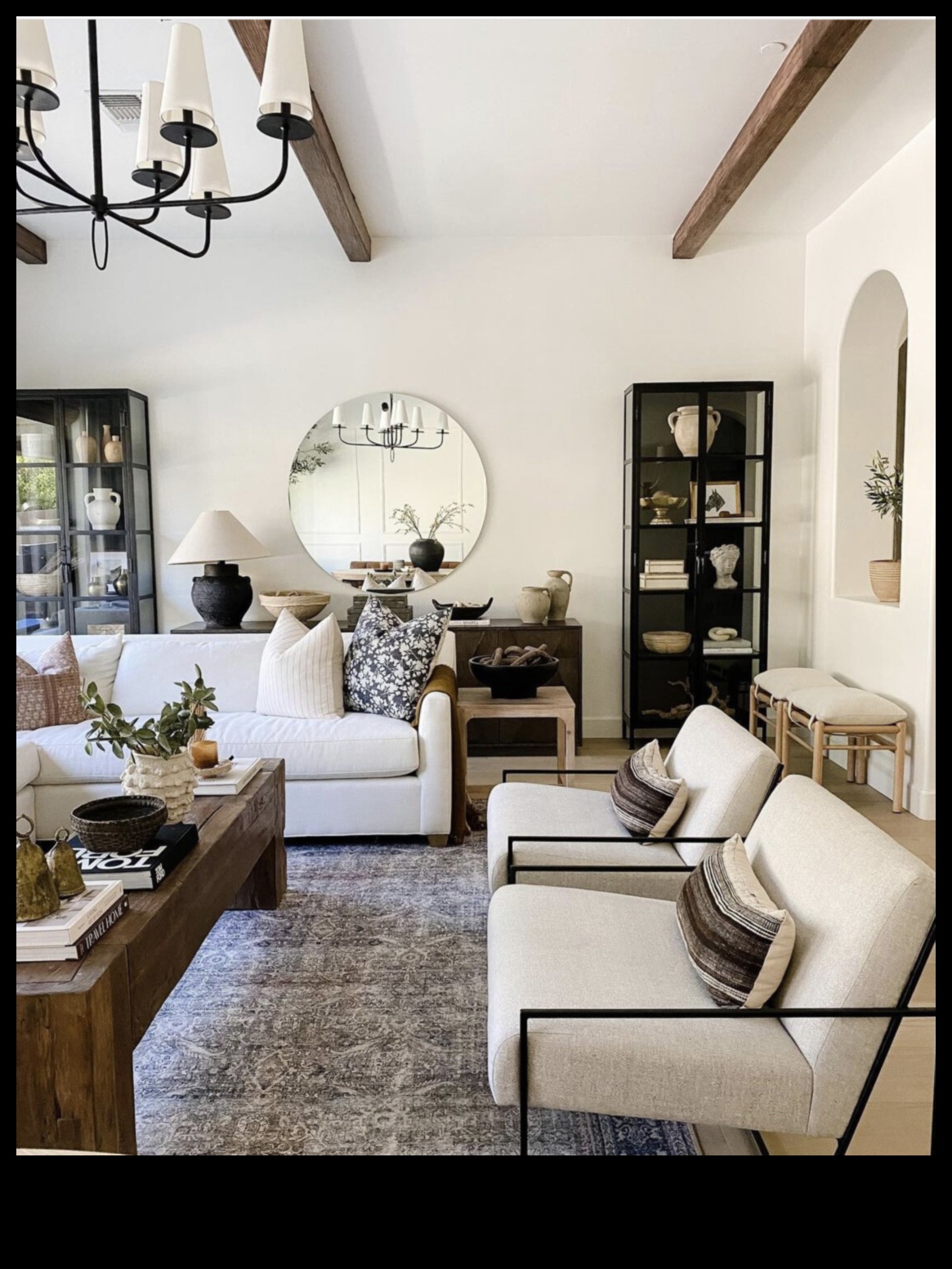 Μπορείτε να προτείνετε δημιουργικούς τρόπους για να χρησιμοποιήσετε χρυσές πινελιές στην παράκτια διακόσμηση;