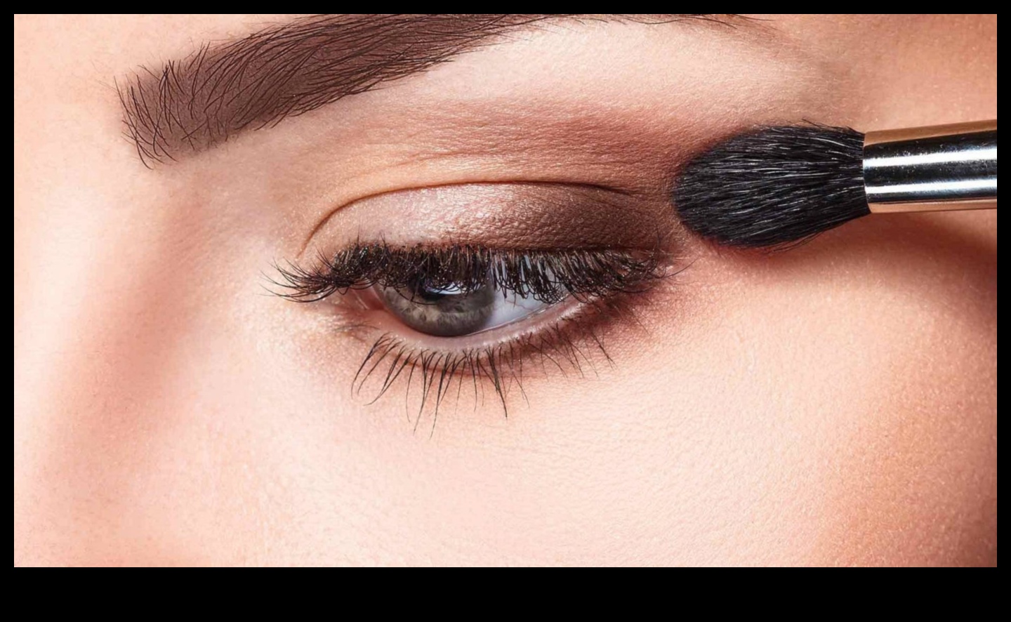 The Magic of Neutral Tones: Επίτευξη λεπτής κομψότητας με φυσικό μακιγιάζ