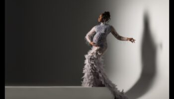 Κινηματογραφική Ραπτική: Δράμα και κομψότητα στη μαγευτική διαχρονική φωτογραφία