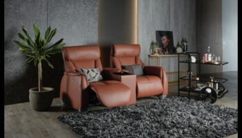 Ποιοι είναι μερικοί κομψοί τρόποι χρήσης του δέρματος στη σύγχρονη διακόσμηση;