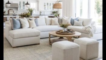 Μπορείτε να προτείνετε δημιουργικούς τρόπους για να χρησιμοποιήσετε χρυσές πινελιές στην παράκτια διακόσμηση;