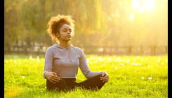 Ειρηνικά μυαλά: Μεταμορφώνοντας την καθημερινή ψυχική υγεία μέσω του διαλογισμού